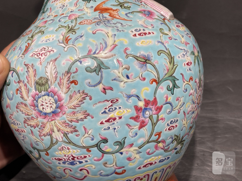清乾隆 松石绿地洋彩福寿花卉如意万代双耳瓶 - 图7
